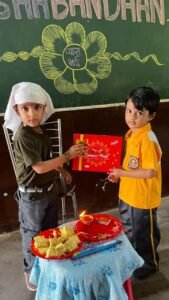 रिपोर्ट -एकरार खान 

लालसा इंटरनेशनल स्कूल में रक्षाबंधन के अवसर पर विशेष गतिविधियों का आयोजन किया गया। इसमें नर्सरी से कक्षा 12 तक के विद्यार्थियों ने उत्साहपूर्वक प्रतिभाग किया। विद्यार्थियों ने राखी निर्माण सहित विभिन्न रचनात्मक गतिविधियों के माध्यम से भाई-बहन के प्रेम, सम्मान और आपसी स्नेह का संदेश दिया। विद्यालय के शिक्षकों ने विद्यार्थियों को रक्षाबंधन के महत्व से अवगत कराते हुए बताया कि यह पर्व केवल भाई-बहन के रिश्ते का उत्सव नहीं, बल्कि प्रेम, सुरक्षा, सम्मान और पारिवारिक संस्कारों को मजबूत करने का संदेश भी देता है।

विद्यालय के प्रबंधक श्री अजय यादव ने कहा कि भारतीय पर्व एवं सांस्कृतिक गतिविधियां बच्चों को अपनी संस्कृति और पारिवारिक मूल्यों से जोड़ने का महत्वपूर्ण माध्यम हैं। उन्होंने विद्यार्थियों की रचनात्मक प्रतिभा की सराहना करते हुए उन्हें निरंतर आगे बढ़ने के लिए प्रेरित किया। इस अवसर पर आयोजित राखी मेकिंग प्रतियोगिता में उत्कृष्ट प्रदर्शन करने वाले विद्यार्थियों को प्रथम, द्वितीय एवं तृतीय स्थान के लिए प्रमाण-पत्र प्रदान कर सम्मानित किया गया। विद्यालय के प्रबंधक श्री अजय यादव एवं प्रधानाचार्या श्रीमती सुनीता सिंह ने विजेता विद्यार्थियों को प्रमाण-पत्र देकर उनका उत्साहवर्धन किया।

प्रधानाचार्या श्रीमती सुनीता सिंह ने कहा कि इस प्रकार की गतिविधियां बच्चों में रचनात्मकता, सहयोग की भावना और भारतीय संस्कारों का विकास करती हैं। कार्यक्रम में विद्यालय के शिक्षक-शिक्षिकाओं एवं विद्यार्थियों की सक्रिय सहभागिता रही।