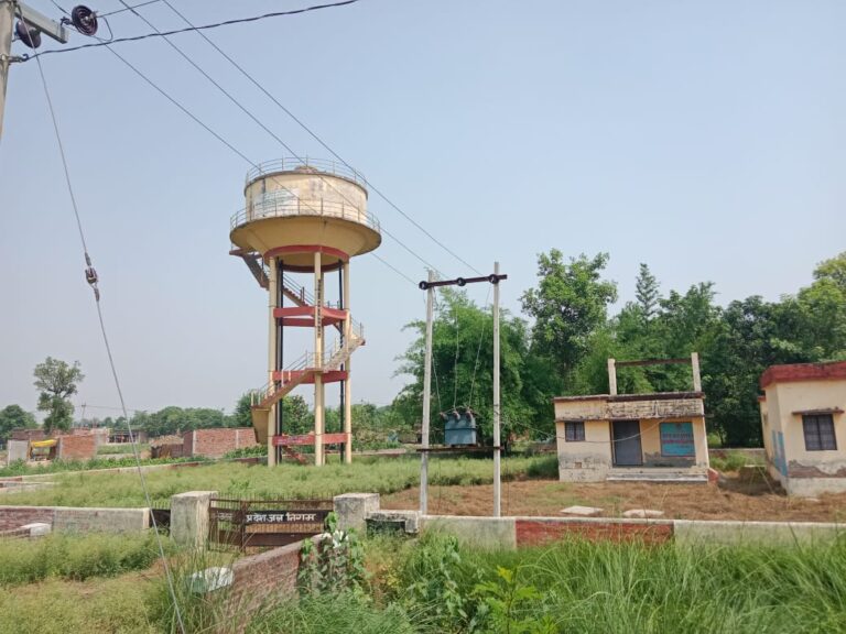 करोड़ों के लागत से बना पानी टंकी में नहीं आ रहा पानी भीषण तपती गर्मी में पानी के संकट से जूझ रहे ग्रामीण