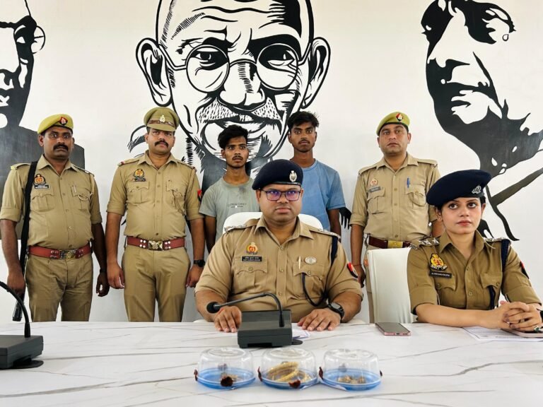 चोरी की वारदात को अंजाम देने वाले 24 घंटे में चढ़े पुलिस के हत्थे0 चोरी का माल बेचने की तैयारी में लगे एक नाबालिक सहित तीन अपराधियों को किया गया गिरफ्तार।