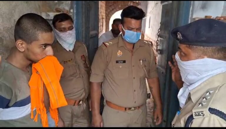 घर से बदबू आने से पता चला कि घर में अकेले रह रहे बुजुर्ग की लगभग 72 घंटे पहले ही हो गई मौत पैसों के खातिर अपनों से दूर मृतक के दो बेटे, एक अमेरिका तो दूसरे रहते है बैंगलोर में।
