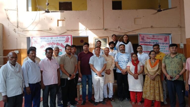 महानंद संस्कृत विद्यालय गुरुकुल परिसर में आयुष विभाग के तत्वाधान में दशम योग दिवस का आयोजन