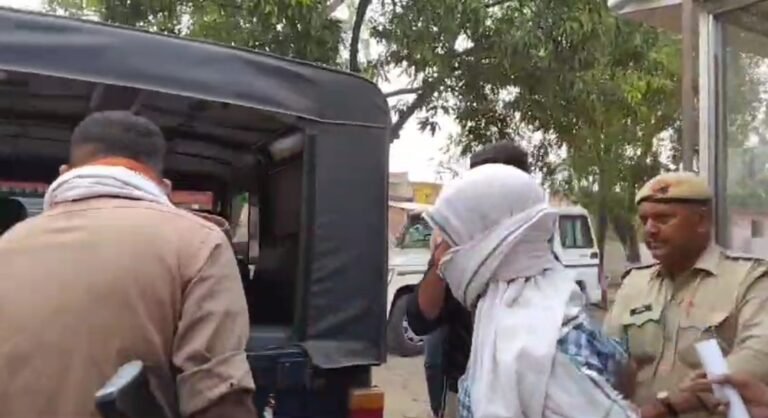 बांदा बीएसए कार्यालय में एंटी करप्शन टीम की कार्रवाई, रिश्वत लेते एमडीएम डीसी गिरफ्तार