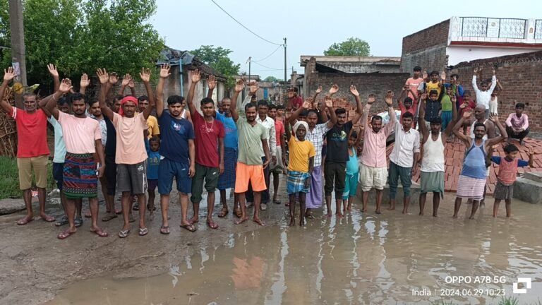 ग्रामीणों ने सफाई कर्मी के खिलाफ किया विरोध प्रदर्शन,गंदे पानी से होकर निकलने को मजबूर ग्रामीण