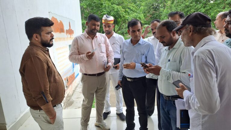 जिलाधिकारी ने ई0वी0एम0/वी0वी0पैट वेयर हाउस का निरीक्षण कर लिया जायजा