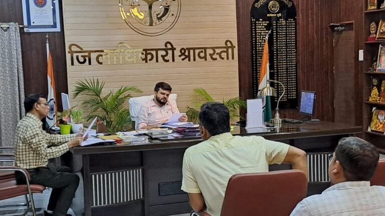 जिलाधिकारी की अध्यक्षता में ई-आफिस प्रणाली लागू किये जाने के सम्बन्ध में समीक्षा बैठक सम्पन्न