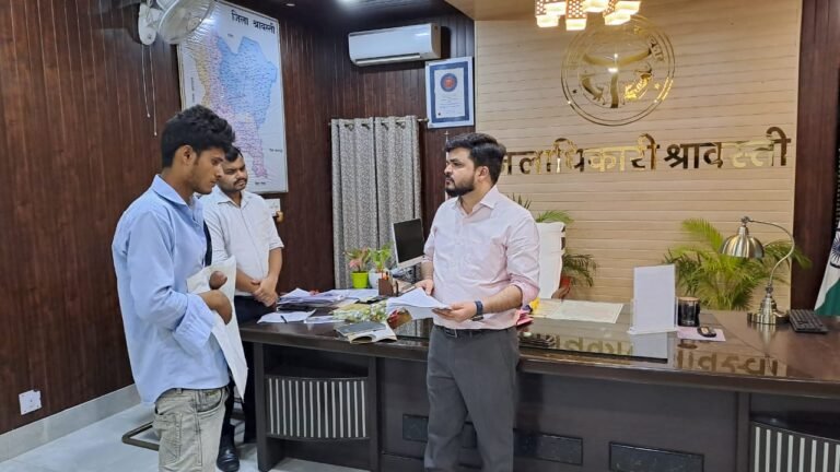 जिलाधिकारी के जनता दर्शन के दौरान द्विव्यांग फरियादी ने लगायी आर्थिक सहायता की गुहार