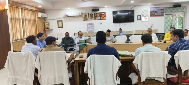 व्यापार एवं उद्योग बन्धुओं की बैठक में डीएम ने दिये तत्काल समस्या निस्तारण के निर्देश