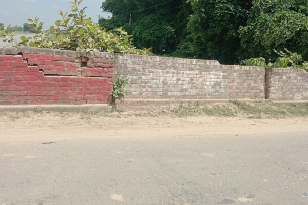 पयागपुर इकौना रोड पर स्थित सरयू नहर पुल की रेलिंग क्षतिग्रस्त होकर लटक जाने से बड़ी घटना की हैं आशंका