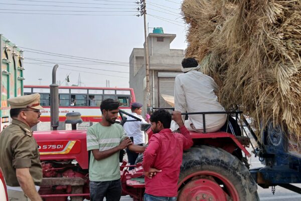 बागपत में पराली से लदे 3 ट्रैक्टर ट्राली सीज