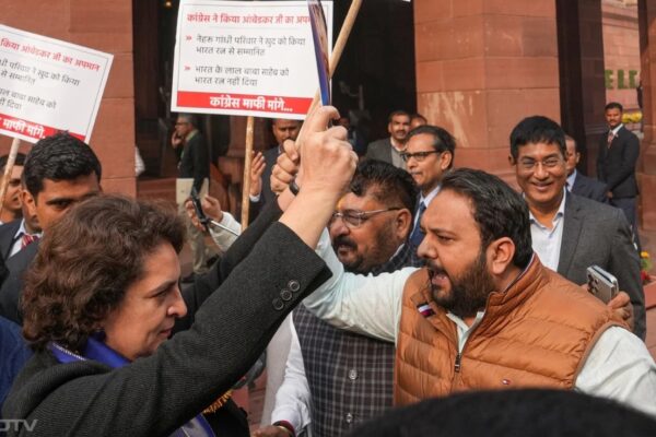 राजनीति करो धक्का मार।चुनाव में किए गए वादे सब बेकार।
