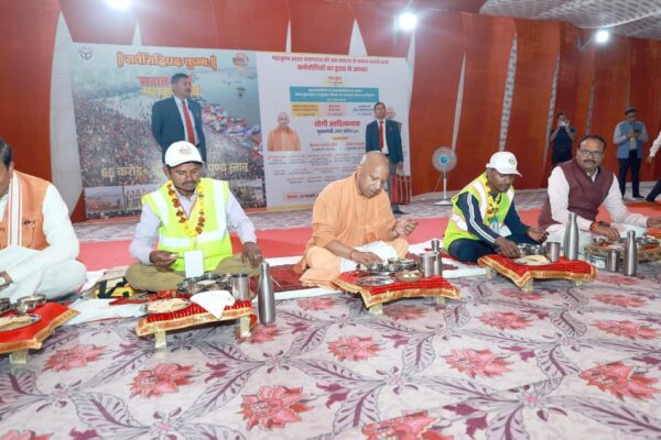 मुख्यमंत्री योगी जी नें प्रयागराज में स्वच्छता कर्मियों के साथ सहभोज कार्यक्रम