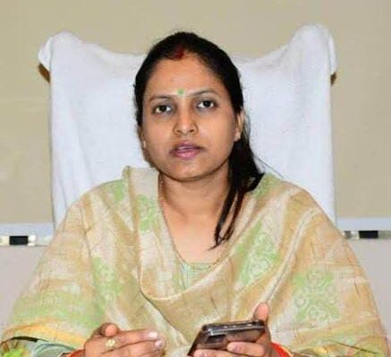 अमरोहा जिलाधिकारी निधि गुप्ता वत्स ने गूगल मीट के माध्यम से ली अधिकारियों के कार्यालय में समय से बैठने की जानकारी