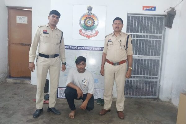 थाना वैशाली नगर दुर्ग छत्तीसगढ़युवक का अपहरण कर परिजनो से की जा रही थी 5,00,000/- रूप्ये की मांग* ड्रीम इलेवन क्रिकेट में काम दिलाने के नाम पर युवक का अपहरण करने वाले एक और आरोपी को पकड़ने में दुर्ग पुलिस को मिली सफलता।