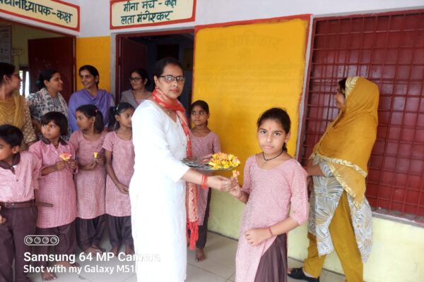 अमरोहा परिषदीय विद्यालयों में स्कूल चलो अभियान का द्वितीय चरण आज से प्रारंभ बच्चों को तिलक लगाकर किया स्वागत