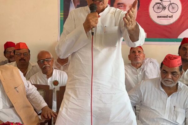 अमरोहा: पीडीए (पिछड़ा, दलित, अल्पसंख्यक) समाज द्वारा ‘आरक्षण दिवस’ एवं संविधान-मानस्तंभ दिवस’ के अवसर पर सपा पार्टी कार्यालय पर भव्य महासभा का आयोजन हुआ