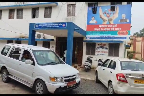 मुख्य स्वास्थ्य एवं चिकित्सा अधिकारी कार्यालय उमरिया में लोकायुक्त रीवा की दबिश