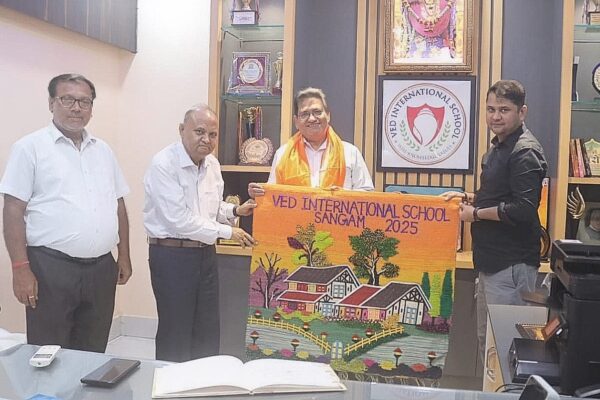 वेद इंटरनेशनल स्कूल पहुंचे संयुक्त शिक्षा निदेशक, व्यवस्था देख हुए संतुष्ट