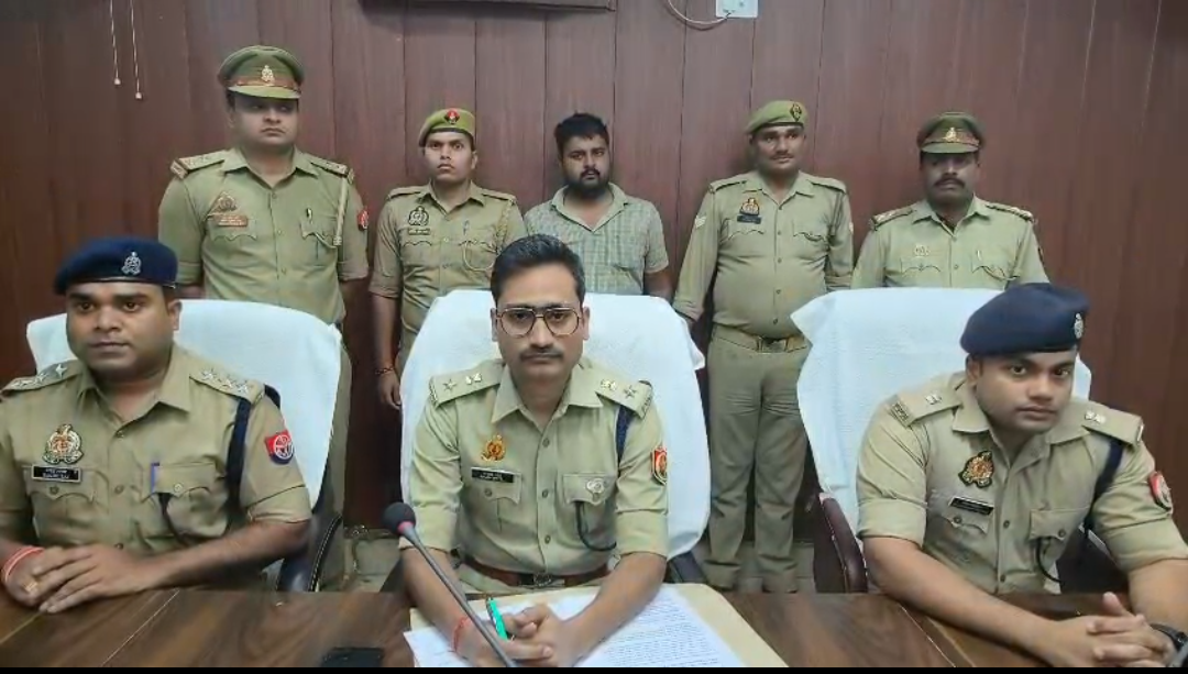 इलियाँ व चन्दौली पुलिस ने जीरो टॉलरेंस की कार्रवाई, गोतस्करों से मिली भगत में सिपाही गिरफ्तार
