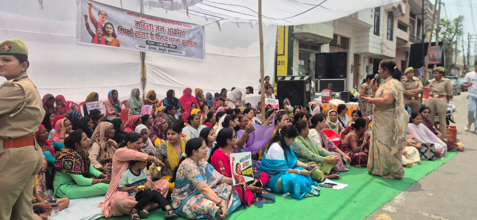 नारी शक्ति वंदन कानून पर भाजपा का महिला हुंकार: सांसद हरेंद्र मलिक के आवास के बाहर फूटा आक्रोश