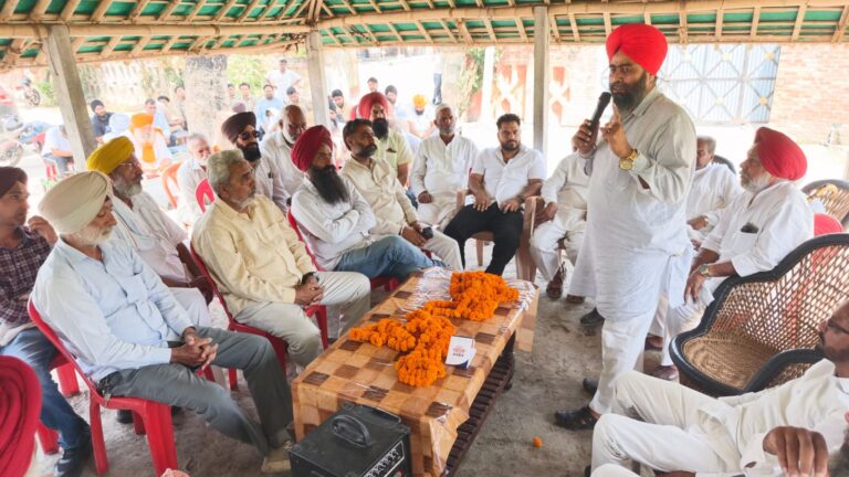 सिख समाज को साधने में जुटी सपा, मीरापुर में कुलदीप सिंह भुल्लर ने भाजपा पर बोला हमला