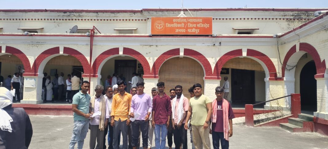 गाजीपुर में जलभराव से परेशान ग्रामीणों का फूटा गुस्सा, IGRS पर शिकायतें निस्तारित लेकिन समस्या जस की तस