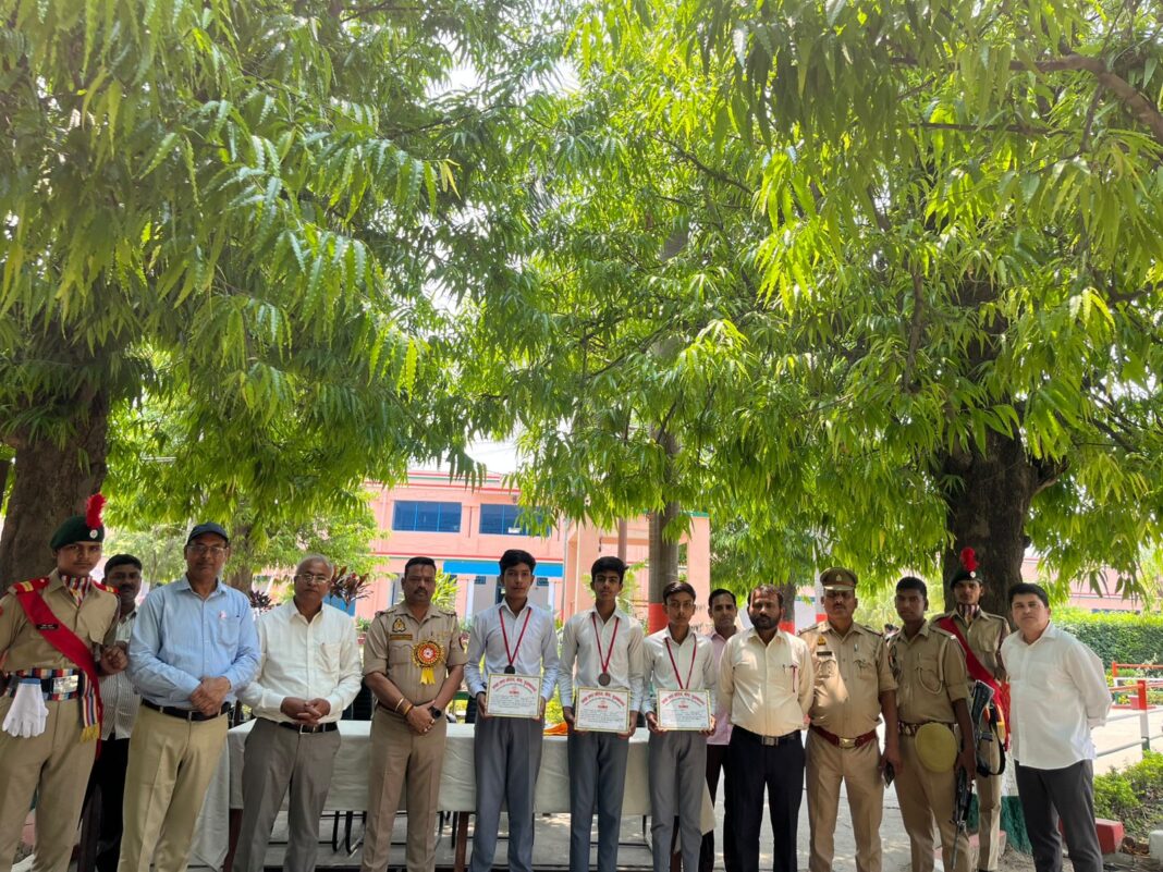 स्टार एलुमनी सम्मान बोर्ड के नवनिर्माण में सहयोग करने वाले छात्रों का हुआ सम्मान