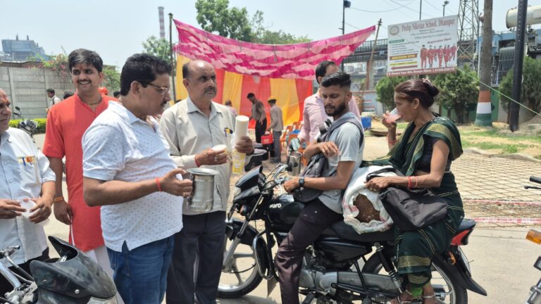 धामपुर शुगर मिल की अनूठी पहल: भीषण गर्मी में राहगीरों को पिलाया मीठा शरबत