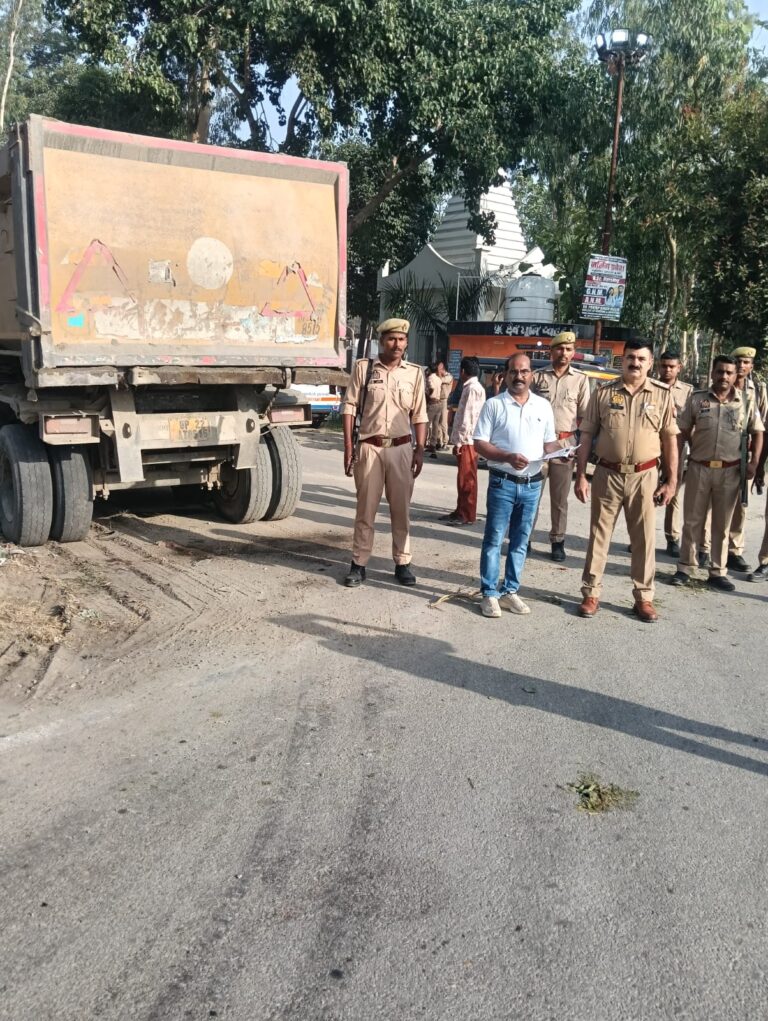 रामपुर में प्रशासन की बड़ी कार्रवाई: ओवरलोड डंपरों पर चला चेकिंग अभियान, 27 वाहन पकड़े गए