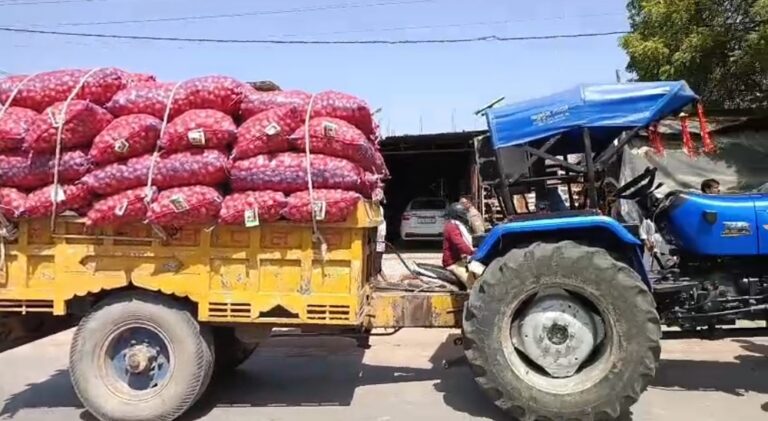 जालौन में किसानों का फूटा गुस्सा: प्याज बिक्री की समस्या को लेकर रोड जाम, प्रशासन के खिलाफ प्रदर्शन