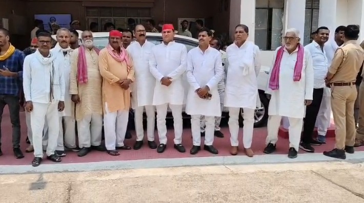 महोबा में प्रदर्शन के दौरान सपा सांसद के बयान पर सियासी हलचल तेज