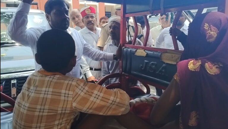 मानवता की मिसाल बने एडीएम वित्त अरविंद कुमार, गंभीर रूप से घायल अनाथ बालक के इलाज के लिए बढ़ाया मदद का हाथ
