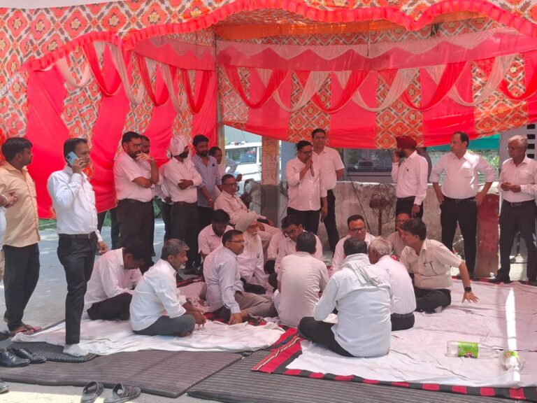 रामपुर: निबंधन मित्र योजना के विरोध में बिलासपुर के वकीलों का प्रदर्शन, राज्यपाल के नाम एसडीएम को सौंपा ज्ञापन