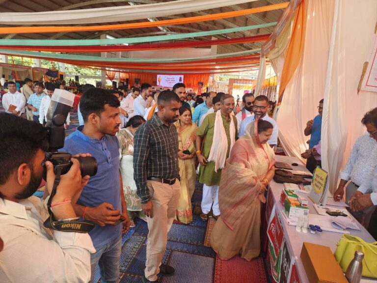 बाराबंकी में केंद्र सरकार के 12 वर्ष पूर्ण होने पर विकास प्रदर्शनी एवं सांस्कृतिक कार्यक्रम का शुभारंभ, जिला पंचायत अध्यक्षा राजरानी रावत ने किया उद्घाटन