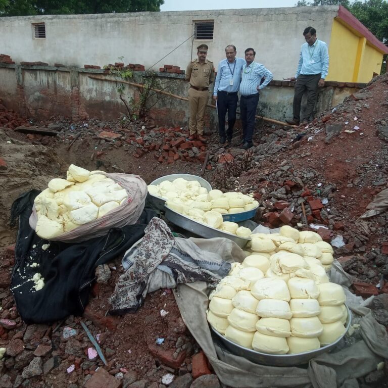 1300 किलो संदिग्ध मावा पकड़ा गया, दिल्ली भेजने से पहले खाद्य सुरक्षा विभाग और पुलिस की संयुक्त कार्रवाई