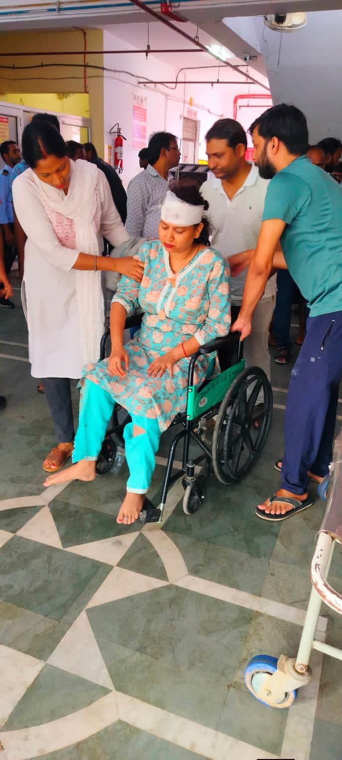 बाराबंकी में भीषण सड़क हादसा: टैंकर से टकराया शिक्षिकाओं से भरा ऑटो, कई घायल