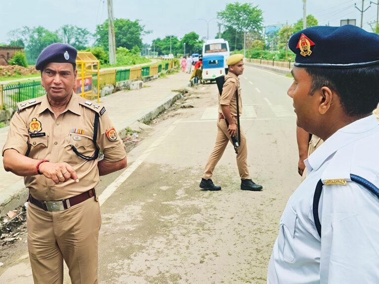 रामपुर में पुलिस अधीक्षक ने यातायात व्यवस्था का किया निरीक्षण, स्कूली बच्चों की सुरक्षा को लेकर दिए सख्त निर्देश
