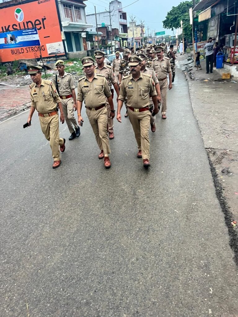 बागपत में कांवड़ यात्रा को लेकर पुलिस अलर्ट, बरनावा में निकाला फ्लैग मार्च; संवेदनशील इलाकों का किया निरीक्षण