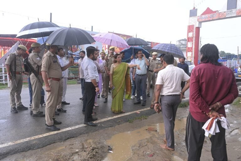 बागपत में शिवभक्तों की सुरक्षा को मिली नई रफ्तार, डीएम अस्मिता लाल ने 14 बाइक एंबुलेंस को दिखाई हरी झंडी