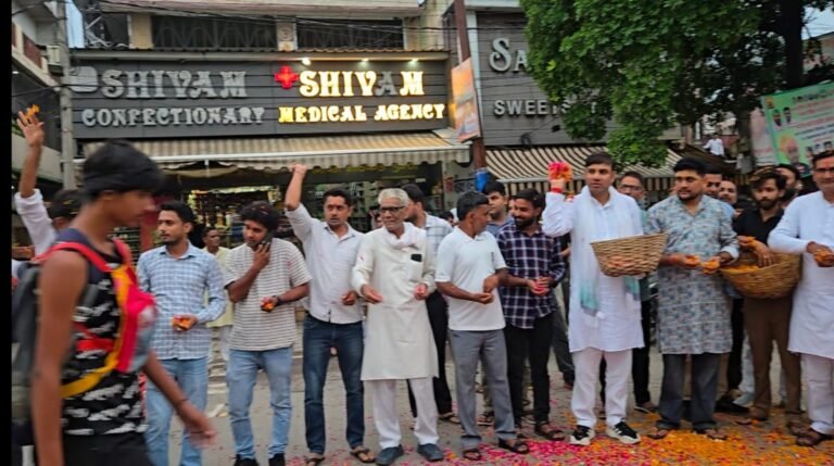 बुढ़ाना में शिवभक्त कांवड़ियों पर हुई पुष्प वर्षा, भाजपा नेता नितिन मलिक के नेतृत्व में हुआ भव्य स्वागत