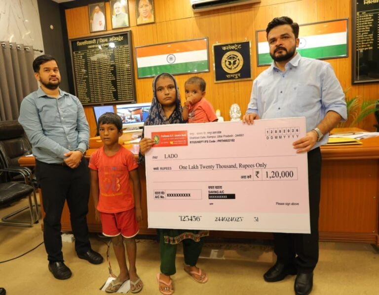 जनता दर्शन में डीएम की त्वरित कार्रवाई: अतिवृष्टि से घर गंवाने वाली महिला को 1.20 लाख की सहायता, 4 गंभीर मरीजों को बांटे आयुष्मान कार्ड