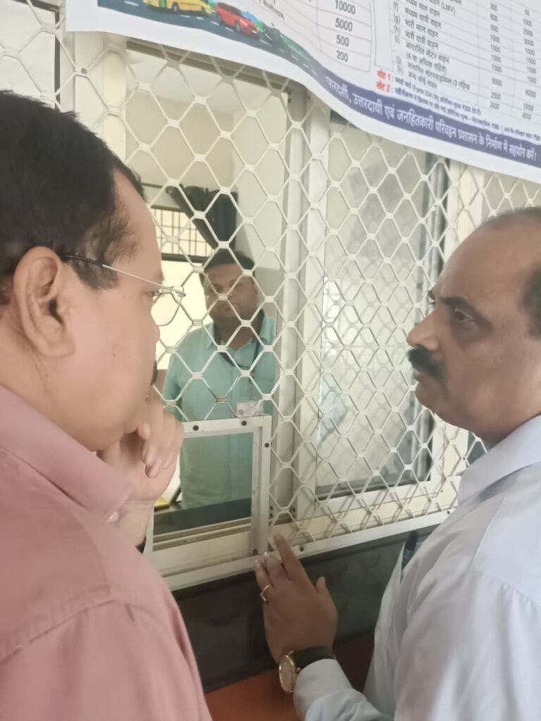 शाहजहांपुर: संभागीय परिवहन अधिकारी ने उप संभागीय परिवहन कार्यालय का किया औचक निरीक्षण